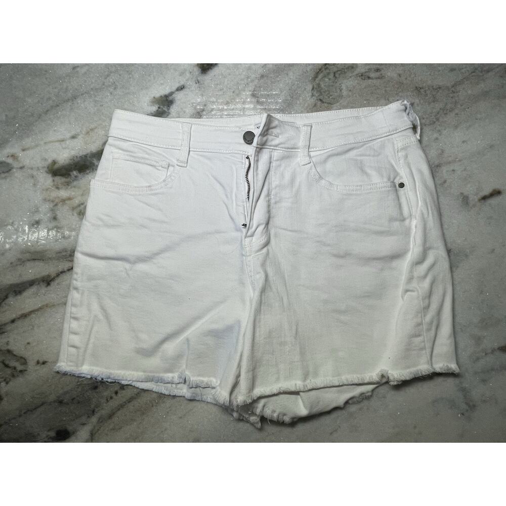 Women’s NINE WEST Slimming WHITE Frayed Hem Midrise Denim Short Size 8 4” Inseam